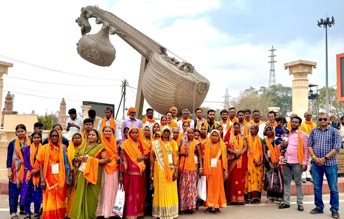श्रद्धालुओं को अयोध्या में श्रीराम लला के भव्य मंदिर, हनुमानगढ़ी सहित प्रमुख मंदिरों के दर्शन क श्रद्धालुओं को अयोध्या में श्रीराम लला के भव्य मंदिर, हनुमानगढ़ी सहित प्रमुख मंदिरों के दर्शन क