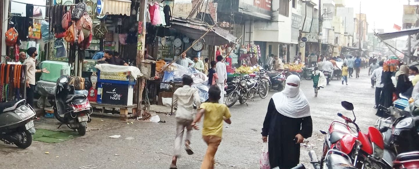 तेज हवाा की वजह से नेकपुर रोड पर होर्डिंग गिर गया। संवाद