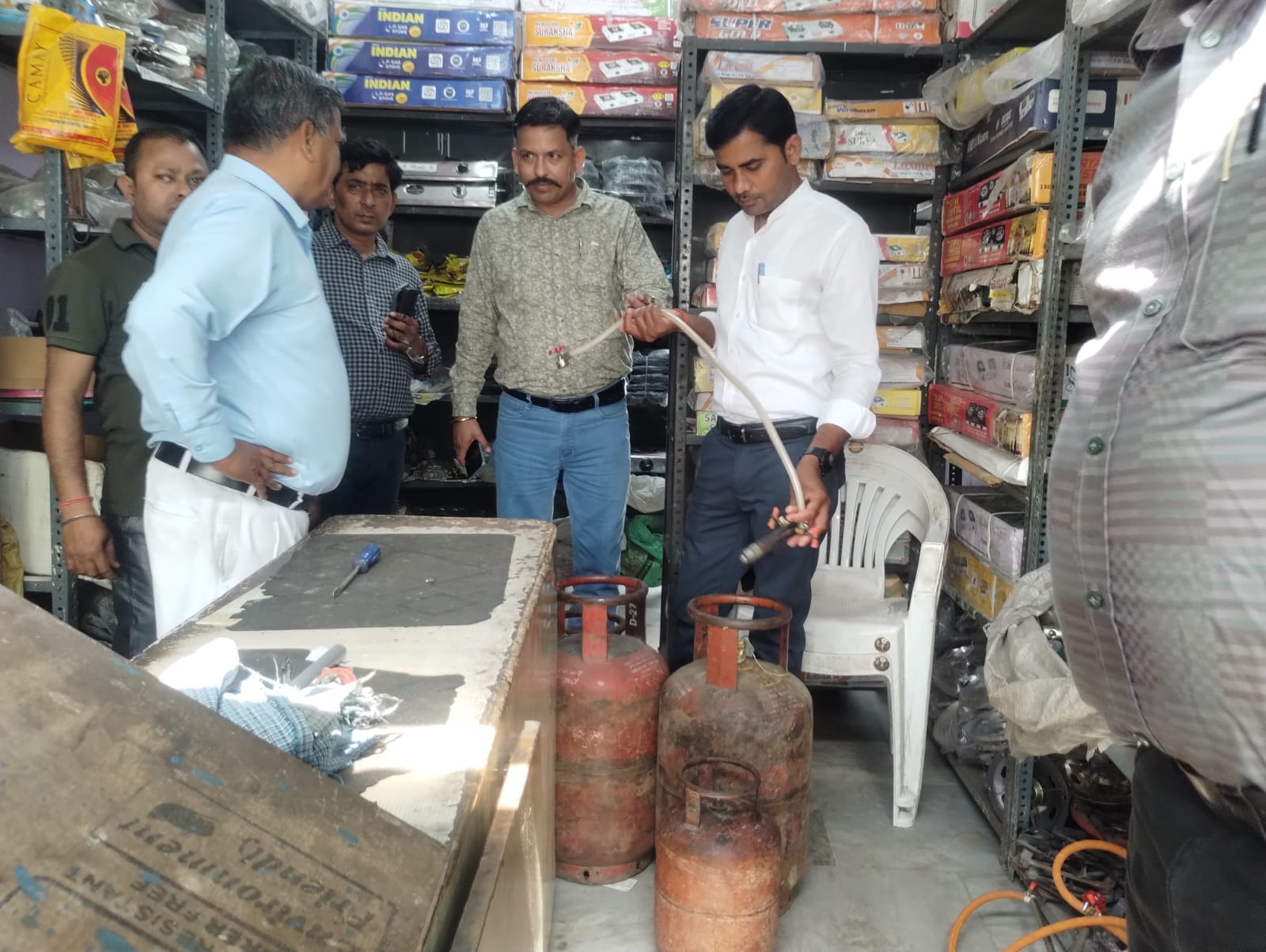 टाउनहॉल स्थित गैस एजेंसी के बाहर लगी ग्राहकों की भीड़। संवाद टाउनहॉल स्थित गैस एजेंसी के बाहर लगी ग्राहकों की भीड़। संवाद