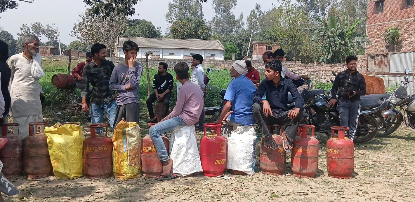 टाउनहॉल स्थित गैस एजेंसी के बाहर लगी ग्राहकों की भीड़। संवाद टाउनहॉल स्थित गैस एजेंसी के बाहर लगी ग्राहकों की भीड़। संवाद