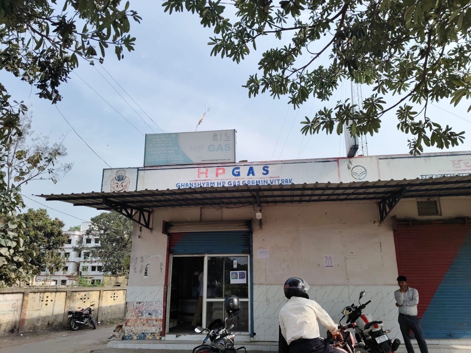 धन्नीपुरवा चौराहे पर एक होटल में लकड़ी से जल रही भट्ठी