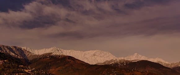 धर्मशाला में सोमवार को बारिश के बीच गंतव्य को जाते हुए लोग। अमर उजाला