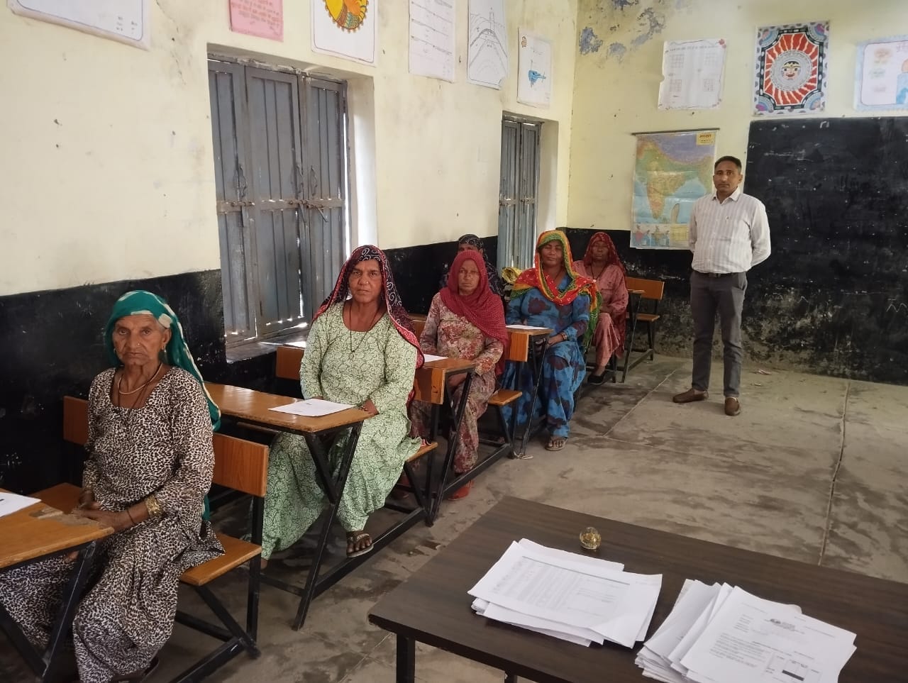 उल्लास परीक्षा देतीं धापा देवी। 