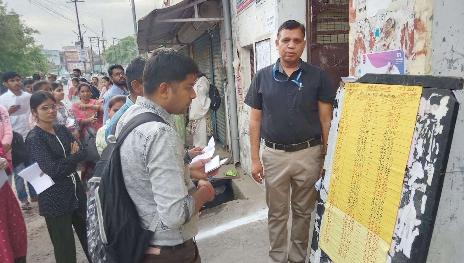 उपनिरीक्षक की परीक्षा देने के लिए पहुंचे अभ्यार्थी। संवाद उपनिरीक्षक की परीक्षा देने के लिए पहुंचे अभ्यार्थी। संवाद