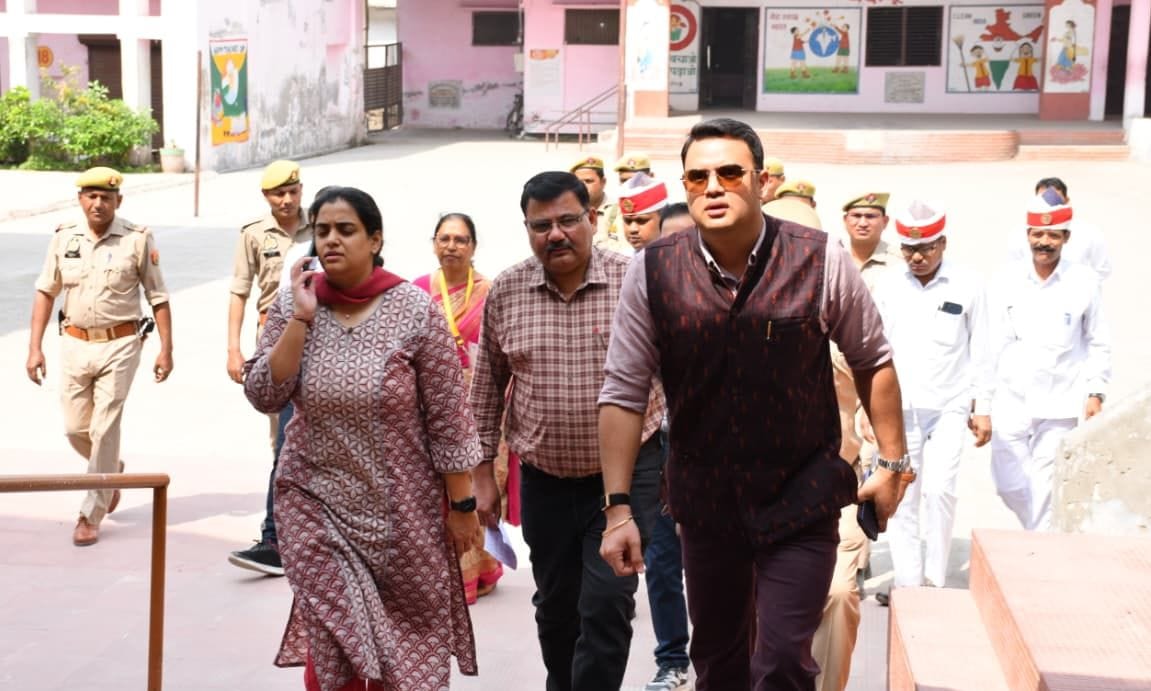 उपनिरीक्षक की परीक्षा देने के लिए पहुंचे अभ्यार्थी। संवाद उपनिरीक्षक की परीक्षा देने के लिए पहुंचे अभ्यार्थी। संवाद