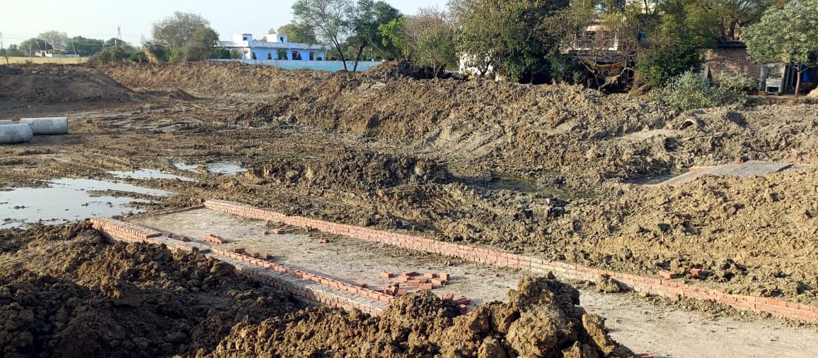 उदयपुर कला में तालाब की पैमाइश सीमांकन को पहुंची राजस्व विभाग की टीम, जुटे गांव के लोग