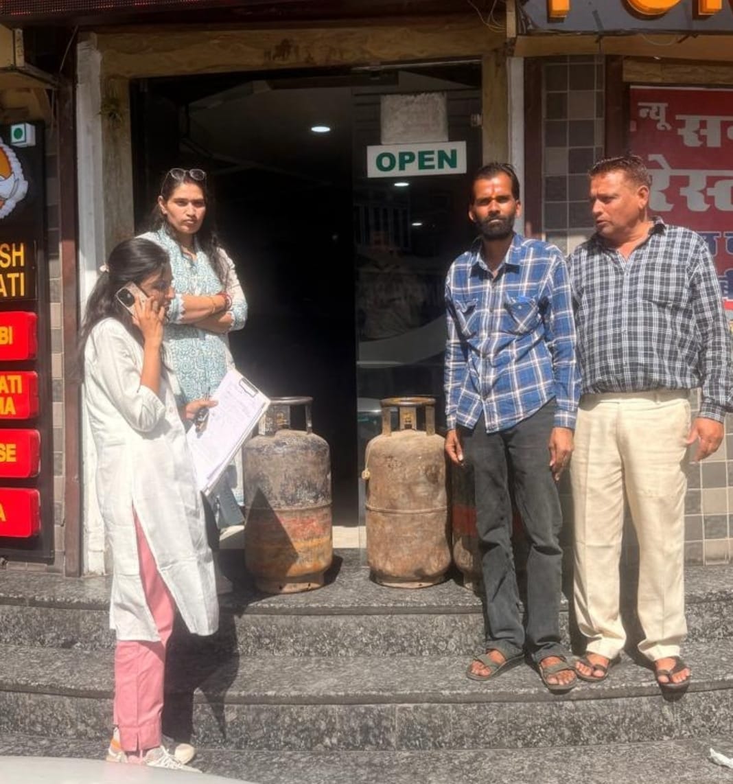 उदयपुर में अवैध गैस रिफिलिंग पर प्रशासन की बड़ी कार्रवाई, 21 घरेलू सिलेंडर और 2 मशीनें जब्त