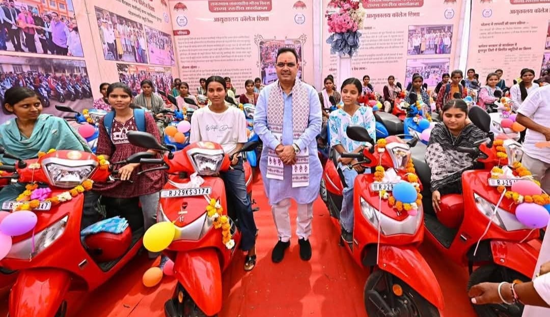 विधायक और भाजपा पदाधिकारियों से संवाद करते मुख्यमंत्री।