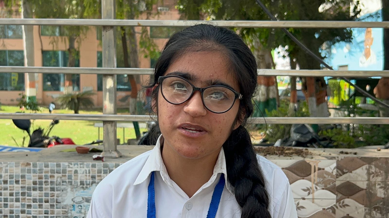 01-आंबेडकर चौक स्थित मॉडल स्कूल में 12वीं सीबीएसई हिंदी विषय की परीक्षा देकर लौटते विद्यार्थी।