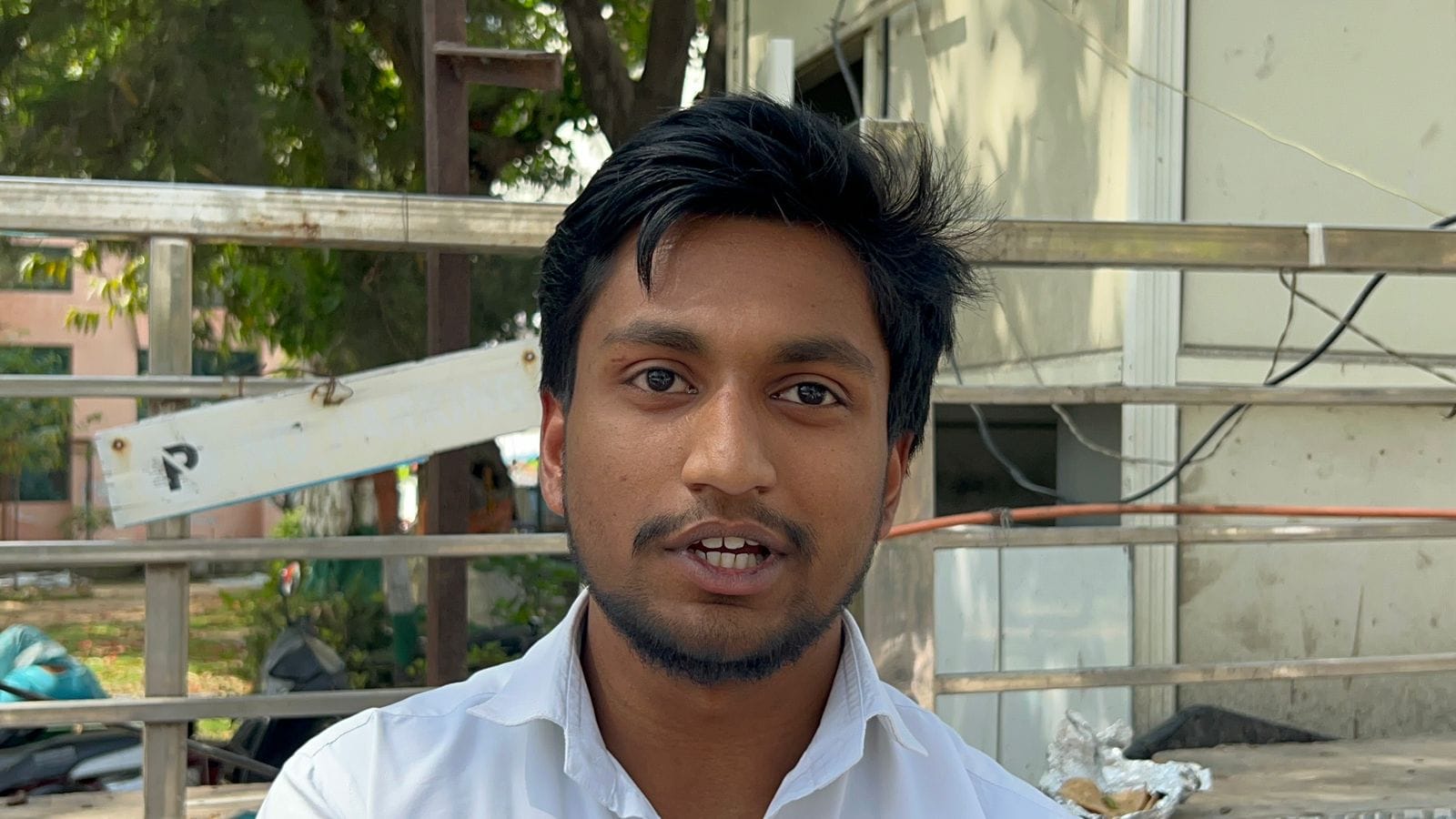 01-आंबेडकर चौक स्थित मॉडल स्कूल में 12वीं सीबीएसई हिंदी विषय की परीक्षा देकर लौटते विद्यार्थी।