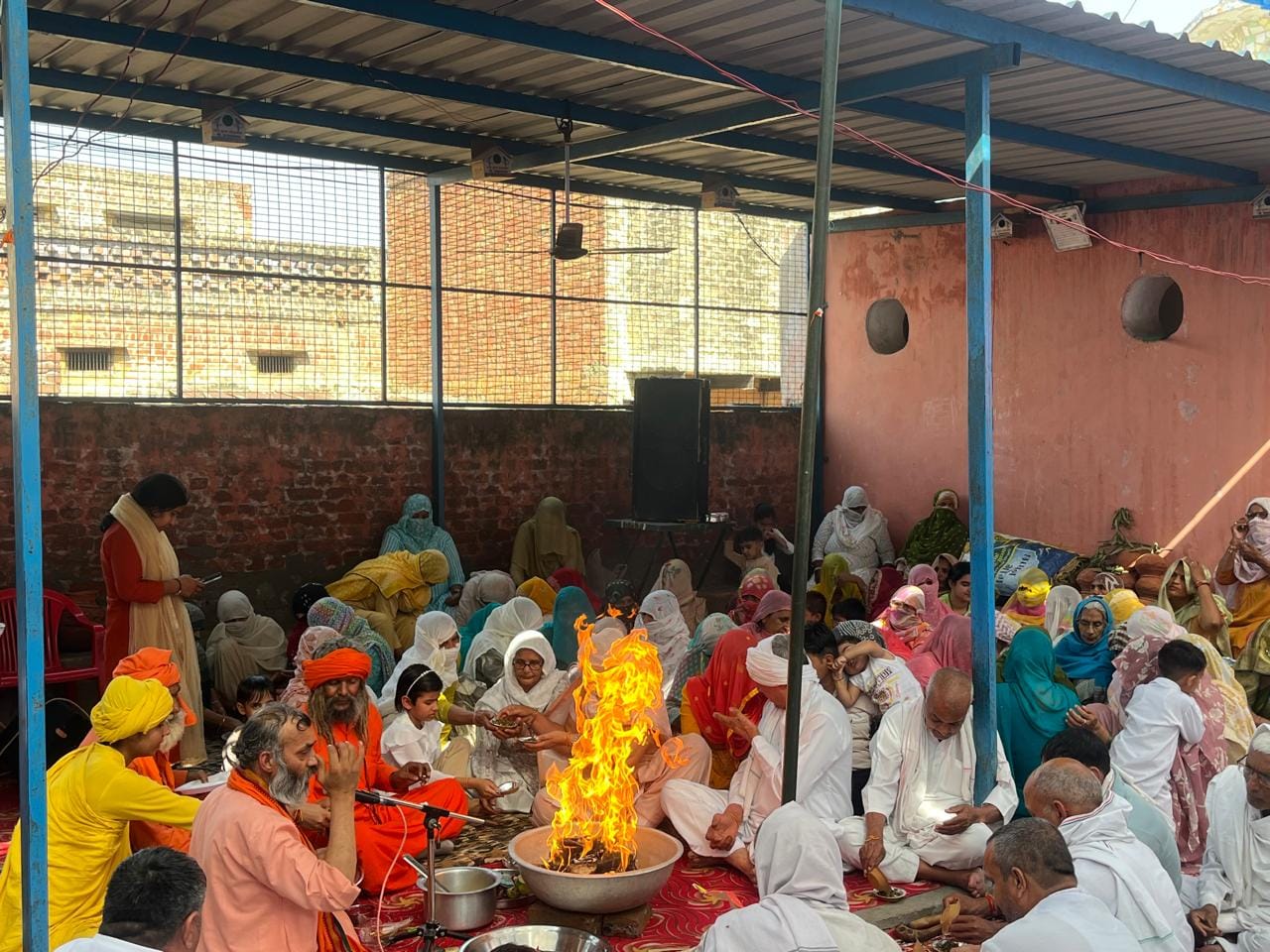 06-रोहतक के मोरखेड़ी में श्रीमद्भागवत कथा के समापन पर कथा वाचक सतीश आनंद शास्त्री को उपहार देते