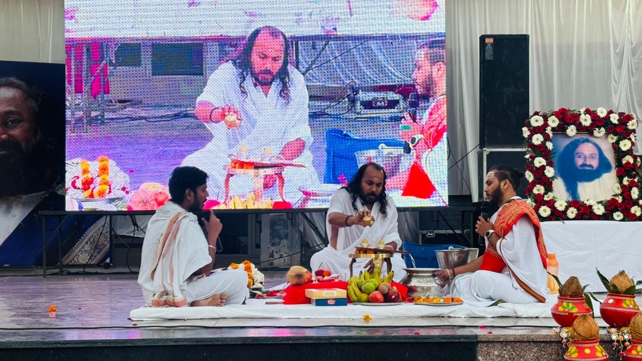 17   माईलस्टोन सीनियर सैकेंडरी स्कूल में आयोजित भव्य कार्यक्रम में मैजूद श्रद्धालु।   संस्था 