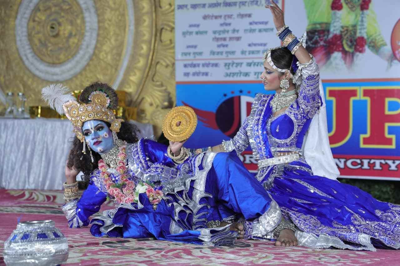 23-नृत्य प्रस्तुति देते भगवान शिव के रूप में कलाकार । स्रोत- परिषद