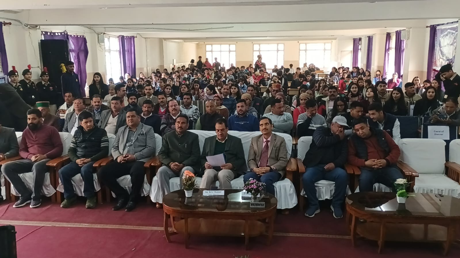 आनी कॉलेज में आयोजित वार्षिक समारोह में मेधावियों को सम्मानित करते अतिथि। संवाद आनी कॉलेज में आयोजित वार्षिक समारोह में मेधावियों को सम्मानित करते अतिथि। संवाद