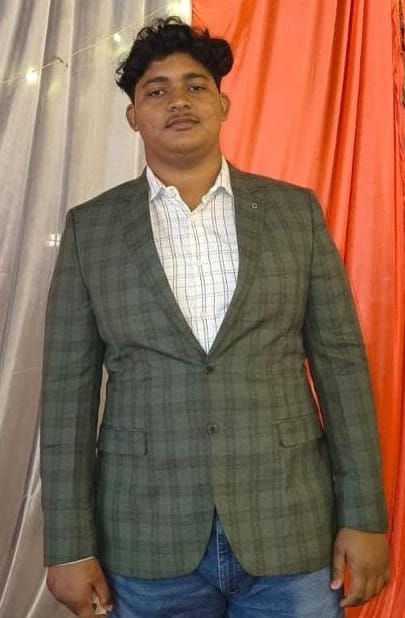 आर्यन की फाइल फोटो और रोते-बिलखते परिजन।