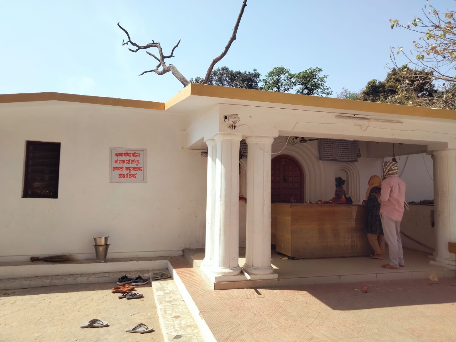 भिनगा में पूजा सामग्री की दुकानों पर खरीदारी करते लोग