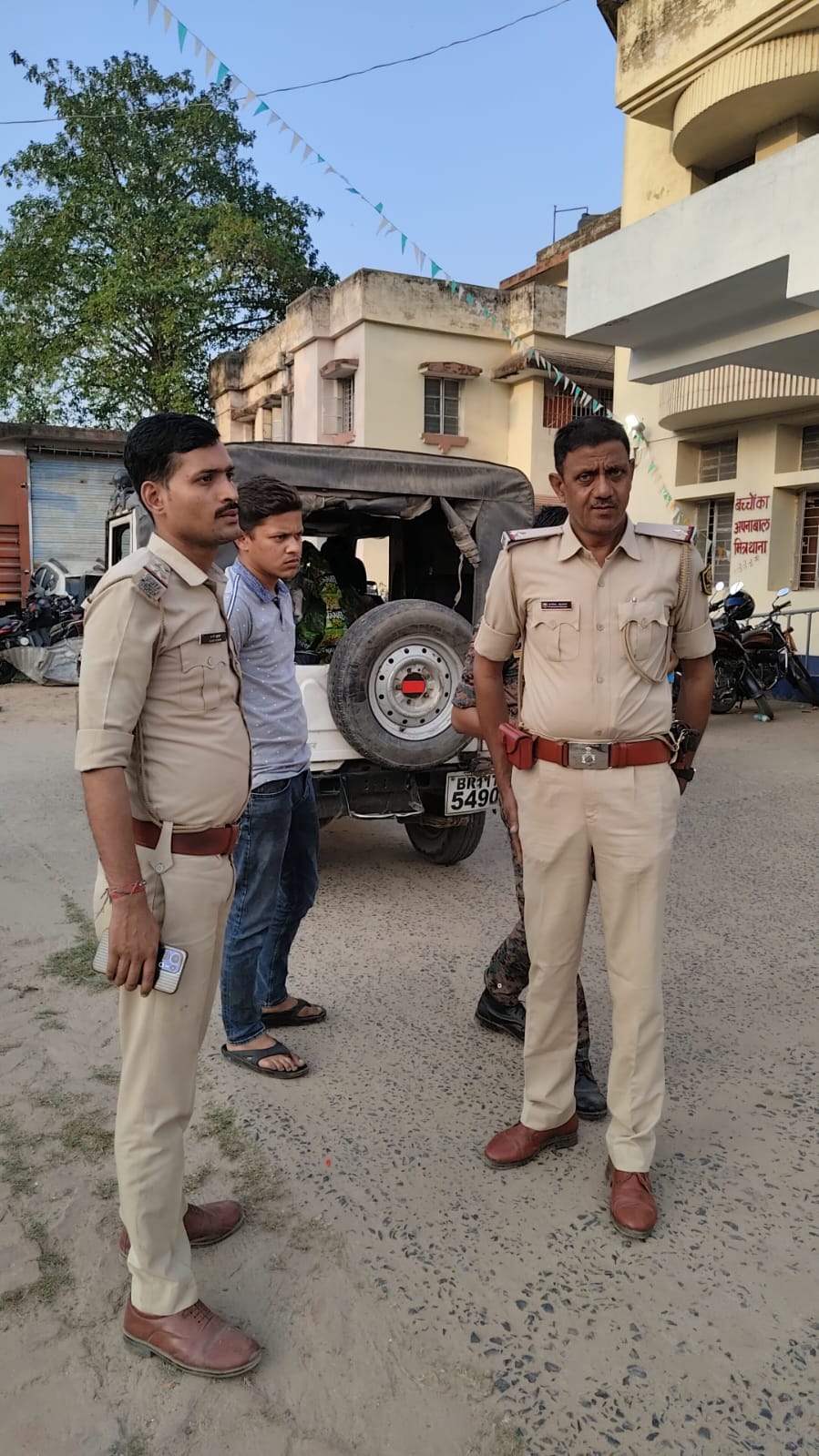 छापेमारी करते पुलिस