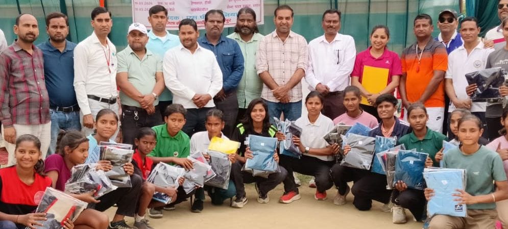 डॉ.सुदामा प्रसाद  विद्यास्थली के मैदान पर खेलकूद में ऊंची कूद में भाग लेता खिलाड़ी। स्रोत: आयो