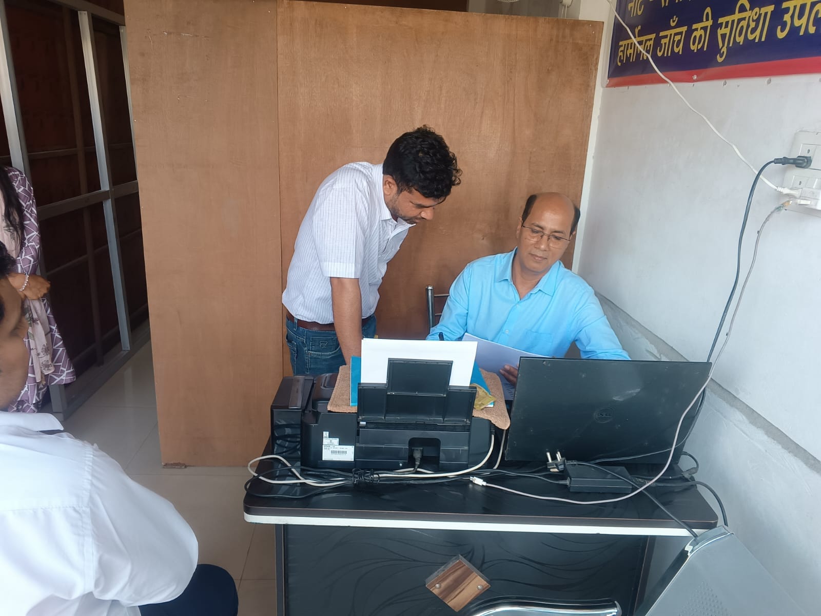 फाजिलनगर में प्राइवेट अस्पतालों की जांच करती स्वास्थ्य विभाग की टीम।स्रोत-सोशल मीडिया