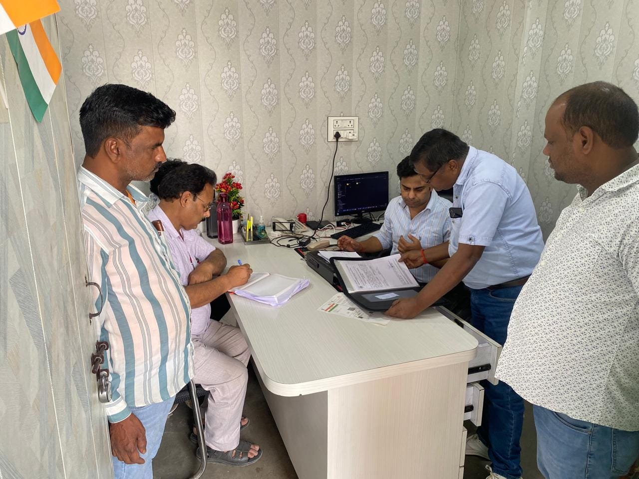 फाजिलनगर में प्राइवेट अस्पतालों की जांच करती स्वास्थ्य विभाग की टीम।स्रोत-सोशल मीडिया
