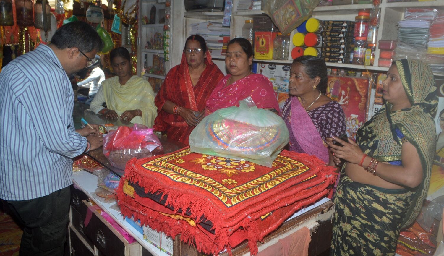 फोटो-05- नवरात्रि की तैयारियों को लेकर मूर्तियां खरीदतीं महिलाएं। संवाद