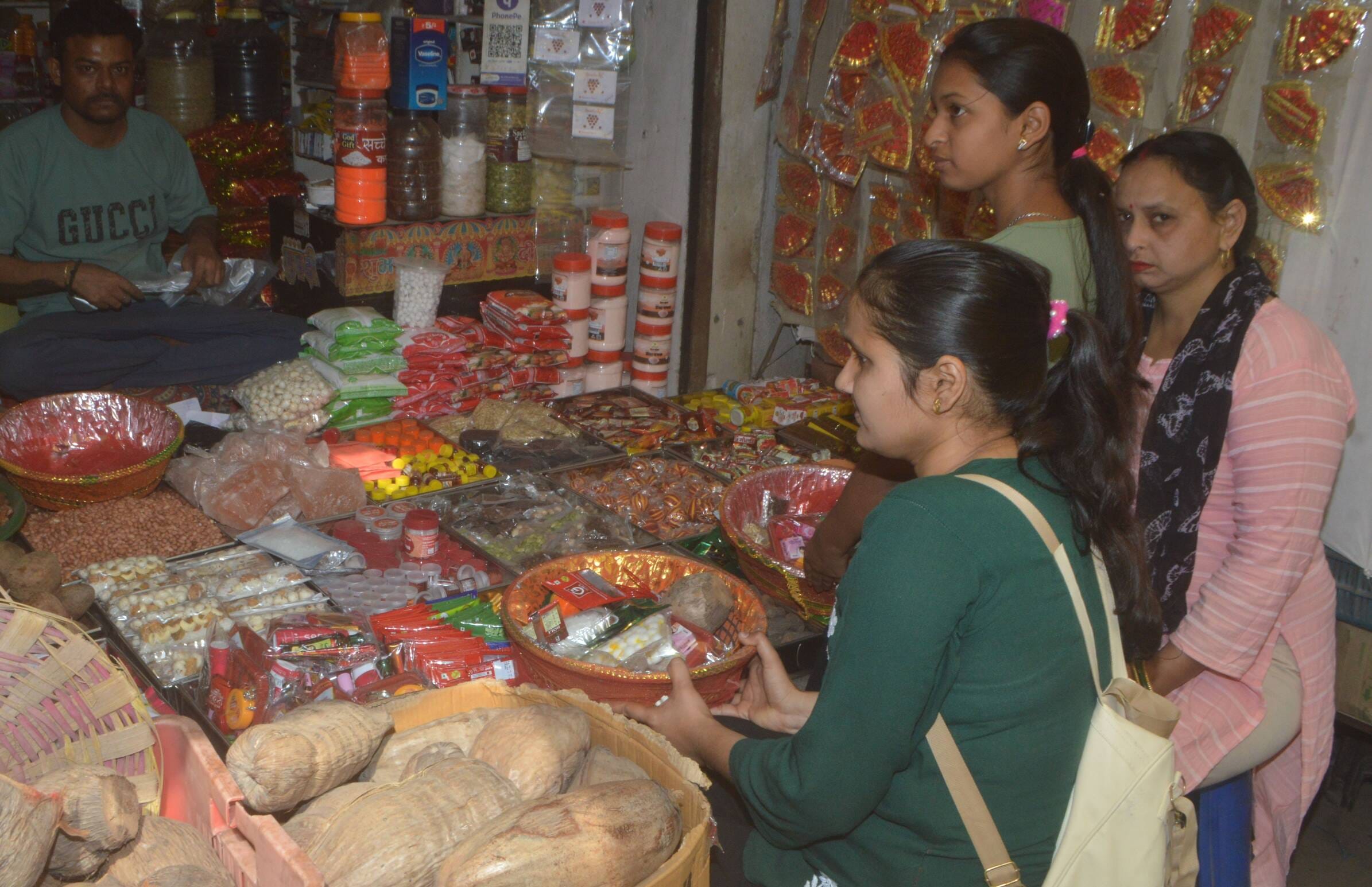 फोटो-05- नवरात्रि की तैयारियों को लेकर मूर्तियां खरीदतीं महिलाएं। संवाद