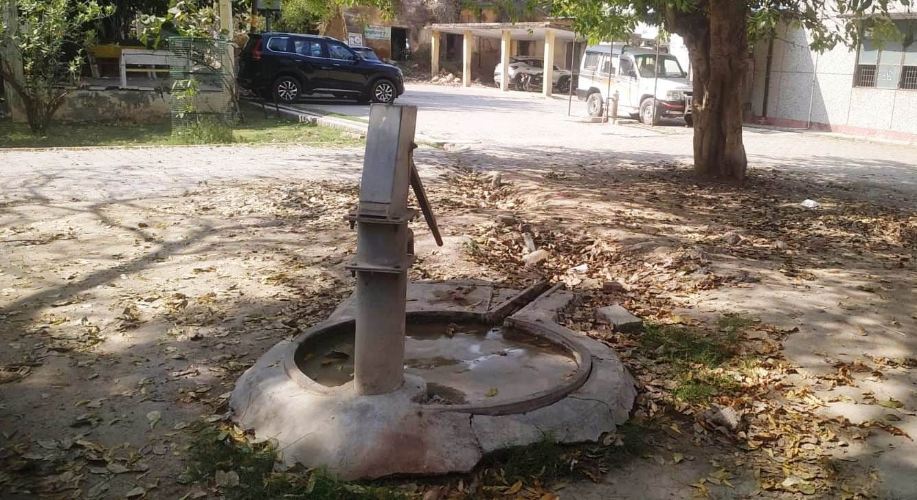 फोटो-15-एसडीएम कोर्ट के बाहर लगे वाटर कूलर की गायब दोनों टोंटियां। संवाद