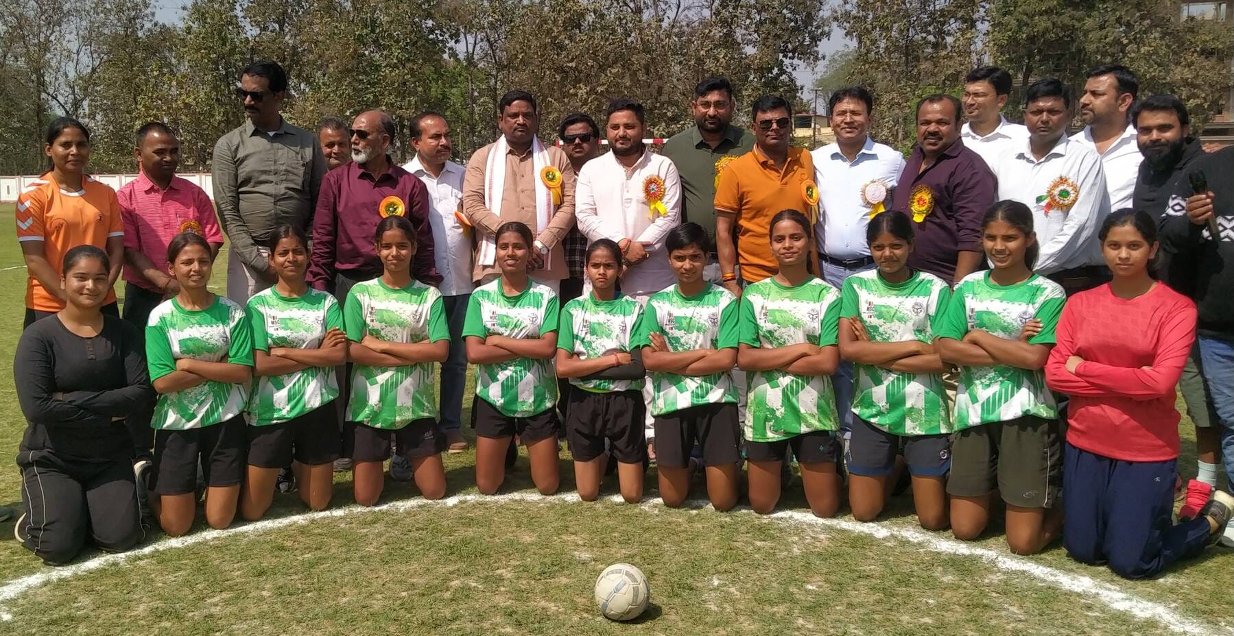 फोटो-17-बलरामपुर के स्पोटर्स स्टेडियम में हैंडबाल खेलते खिलाड़ी।-संवाद