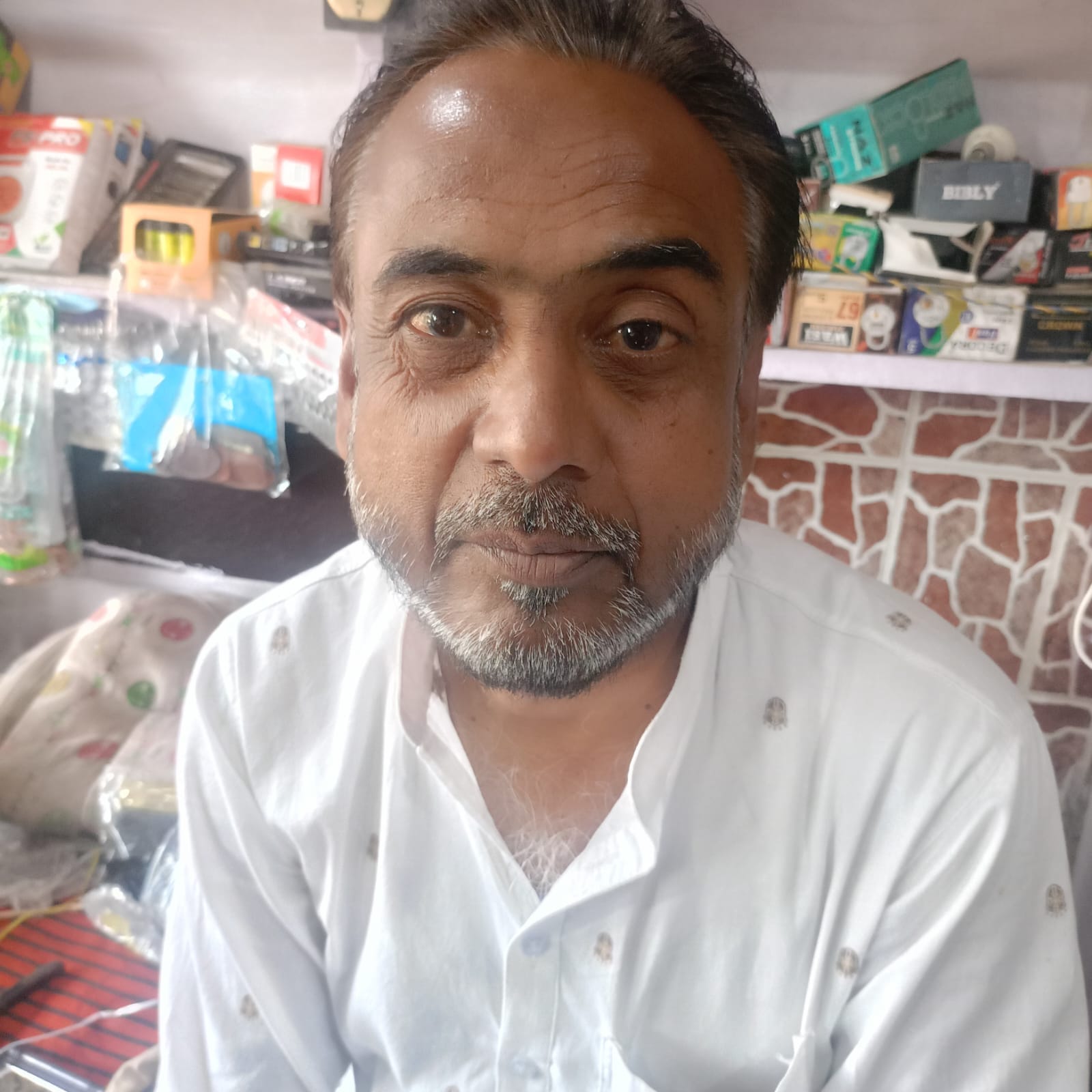 फोटो 17सीकेटीपी 16 गैस एजेंसी के बाहर सिलिंडर के साथ खड़े ग्राहक। संवाद