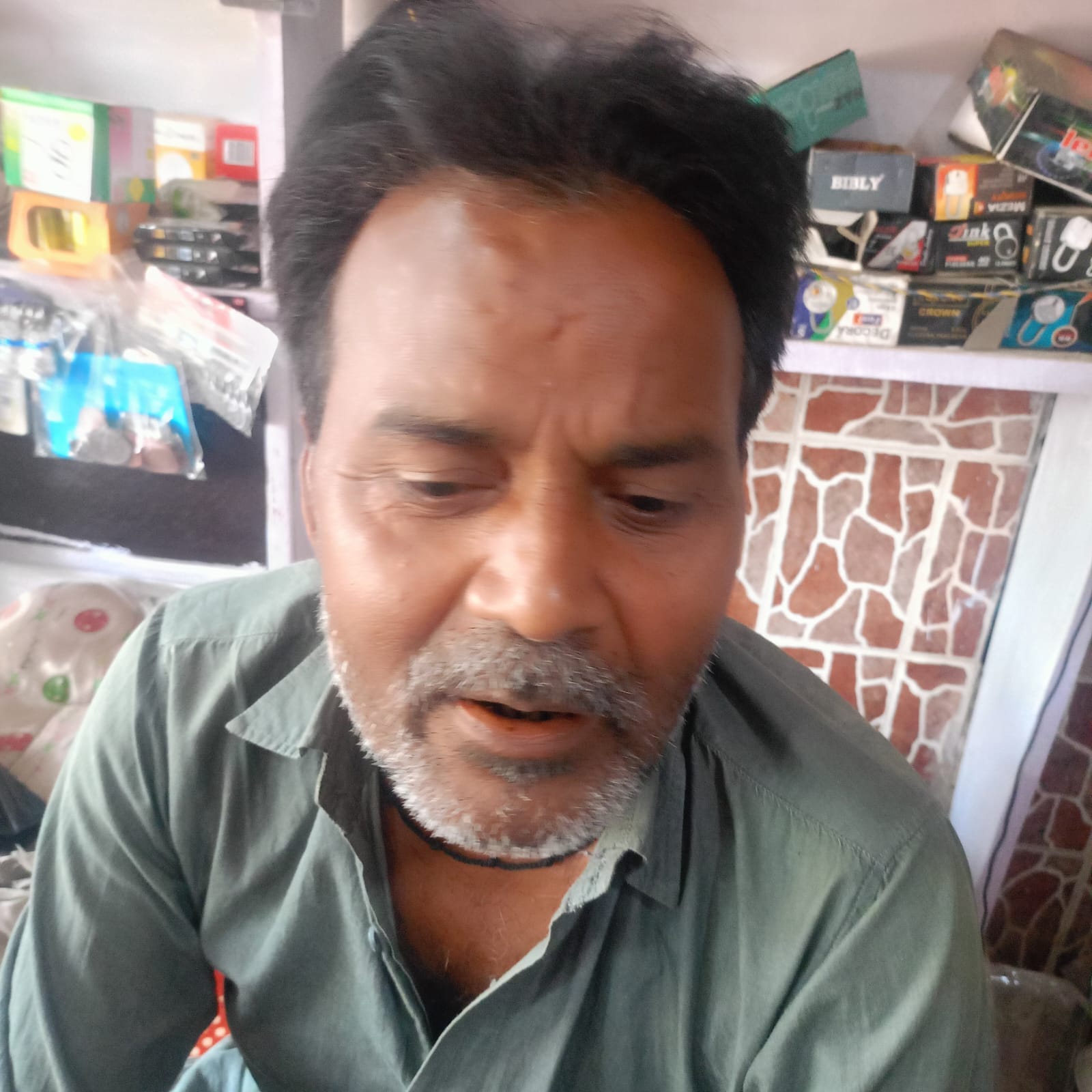 फोटो 17सीकेटीपी 16 गैस एजेंसी के बाहर सिलिंडर के साथ खड़े ग्राहक। संवाद