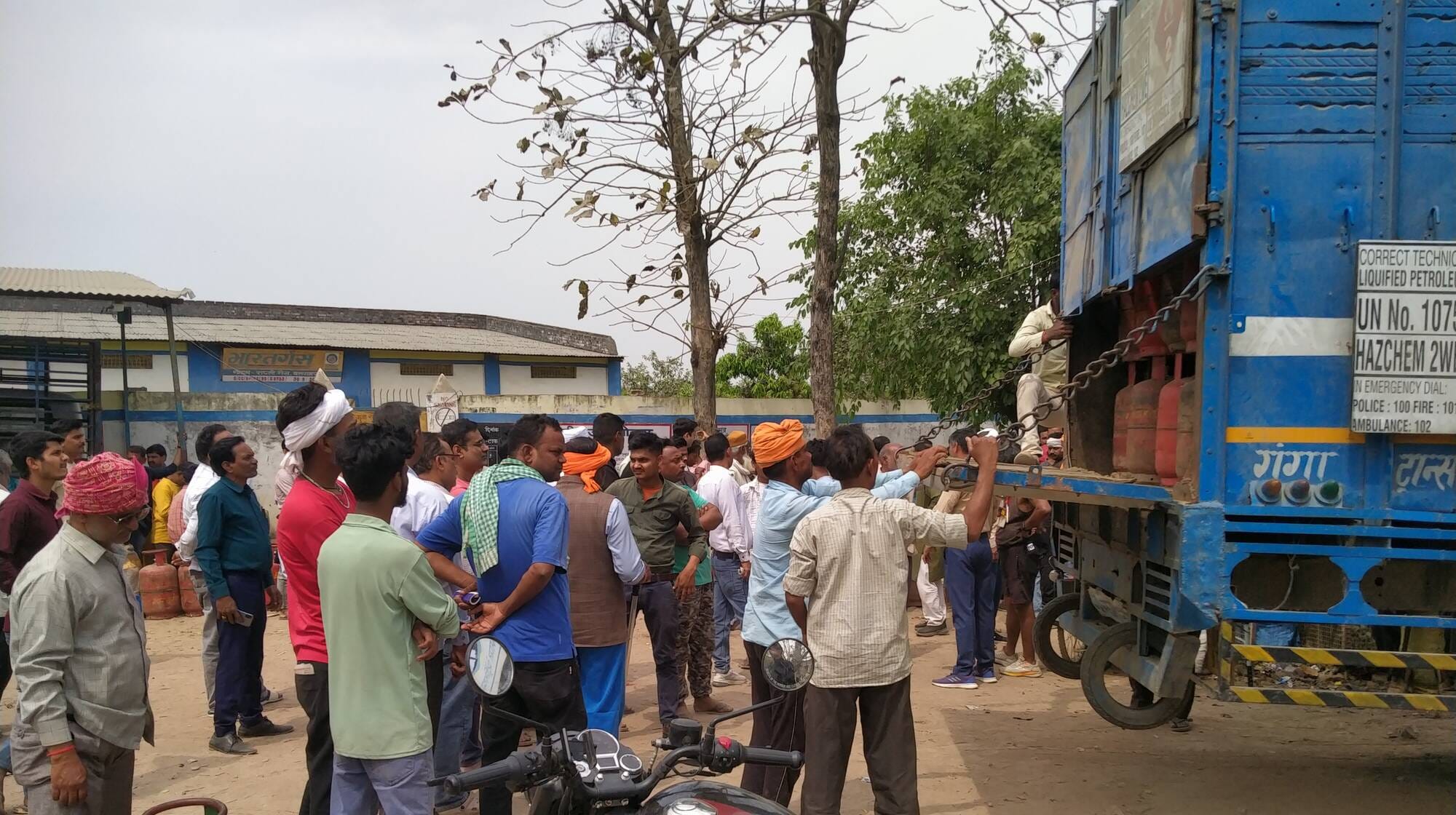 फोटो-23-बलरामपुर के धर्मपुर में गैस सिलिंडर लेने के लिए लगी उपभोक्ताओं की लाइन ।-संवाद