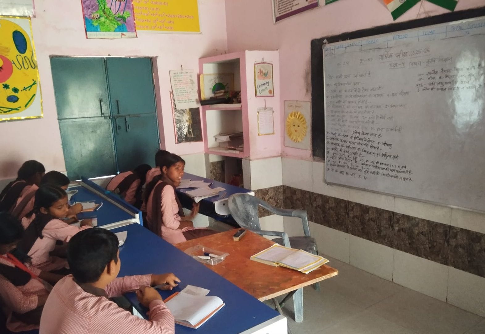 फोटो-28- उच्च प्राथमिक स्कूल पड़रीकला में प्रश्नपत्र का इंतजार करती छात्राएं। संवाद