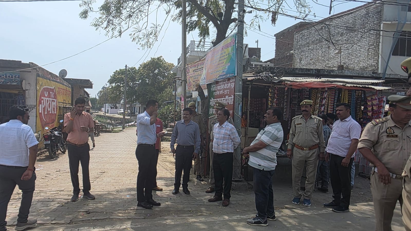 फोटो-31-बलरामपुर के में सजाया गया शक्तिपीठ देवीपाटन मंदिर का गेट ।-संवाद