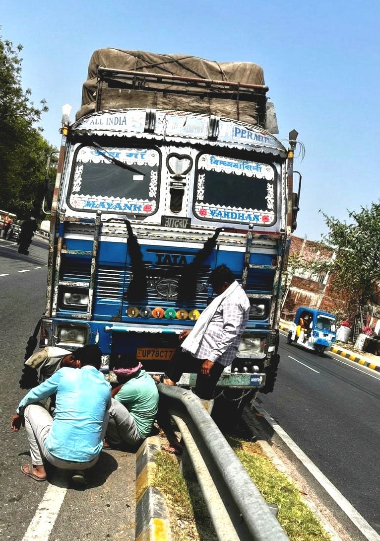 फोटो-4-अजगैन कोतवाली क्षेत्र के जगदीशपुर गांव के पास एक ईंट-भट्ठे के सामने पलटा पड़ा ट्रक। संवा