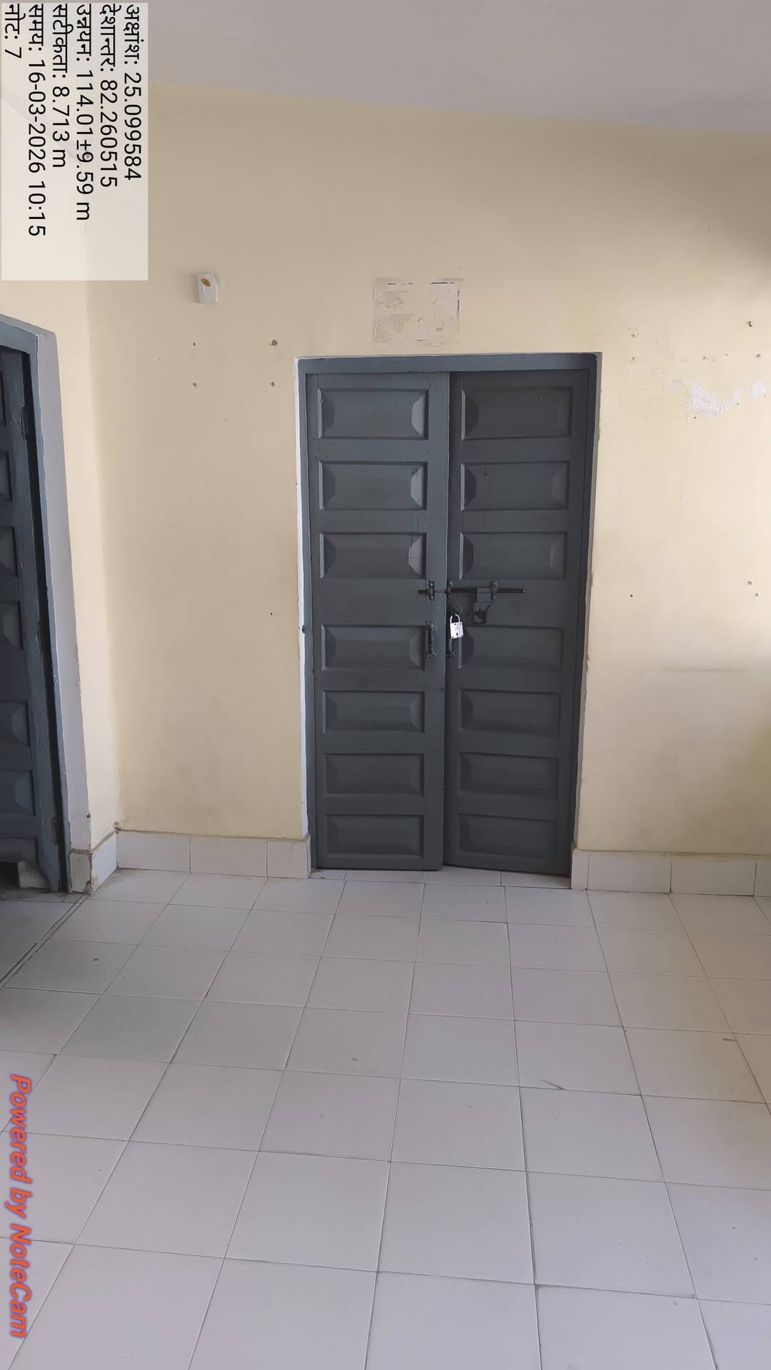 फोटो कैप्शन: मांडा बीडीओ कक्ष के दरवाजे पर बंद ताला।