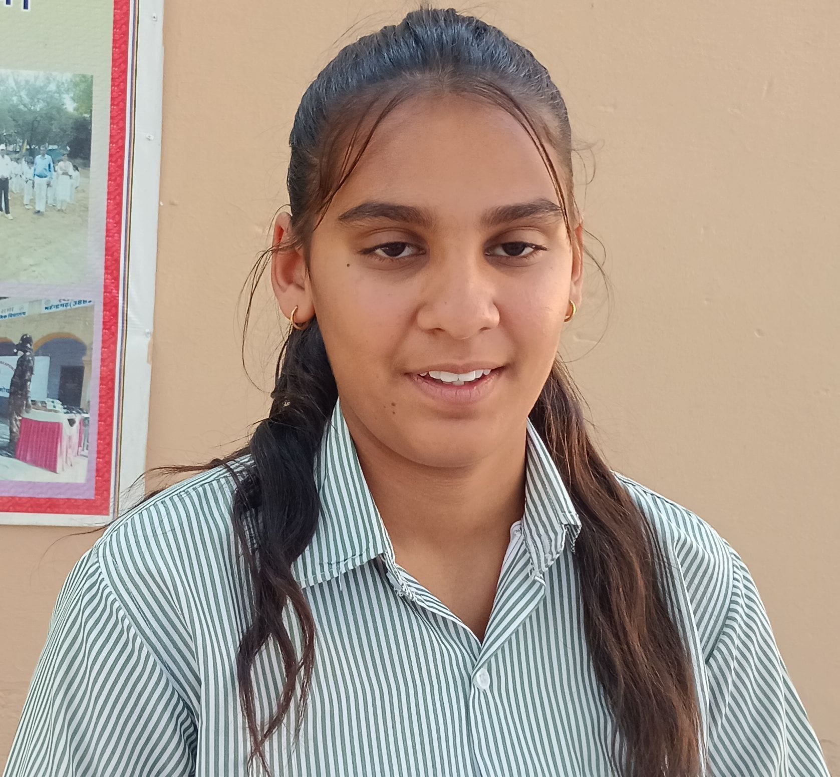 फोटो संख्या:66- पीएमश्री राजकीय कन्या वरिष्ठ माध्यमिक विद्यालय परीक्षा केंद्र से बाहर आते विद्य