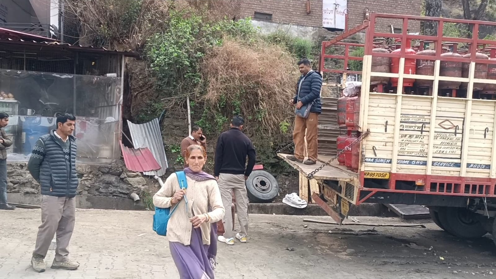 गैस एजेंसी ददाहू में सिलिंडर की बुकिंग करवाने पहुंचे लोग। संवाद गैस एजेंसी ददाहू में सिलिंडर की बुकिंग करवाने पहुंचे लोग। संवाद