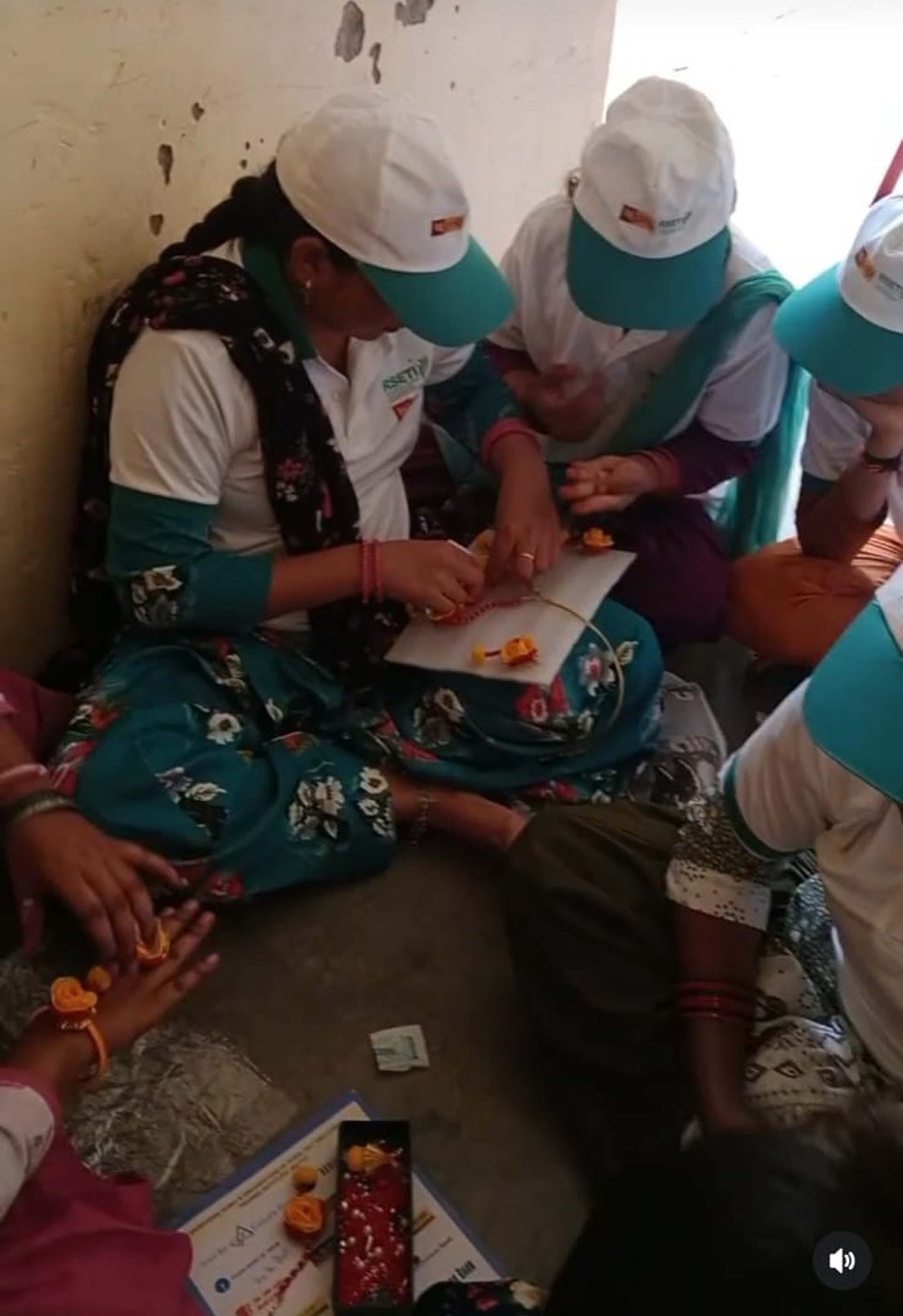 हाथों से बनाया गया जूट का बैग। स्वयं