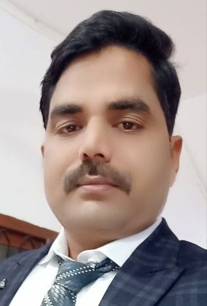 जिला कचहरी के लाइब्रेरी हॉल के सामने निर्माणाधीन वाटर कूलर।  संवाद