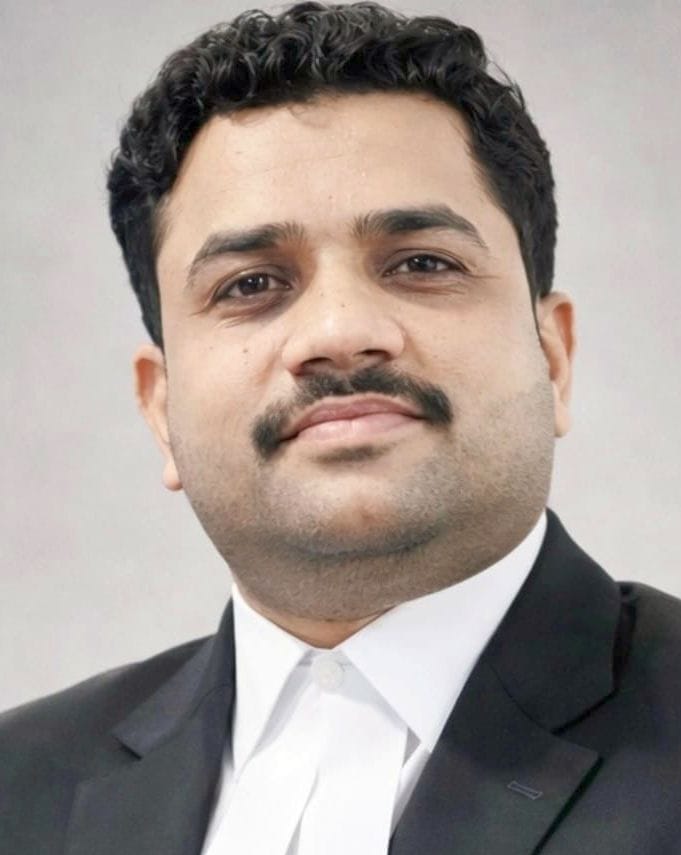 जिला कचहरी के लाइब्रेरी हॉल के सामने निर्माणाधीन वाटर कूलर।  संवाद