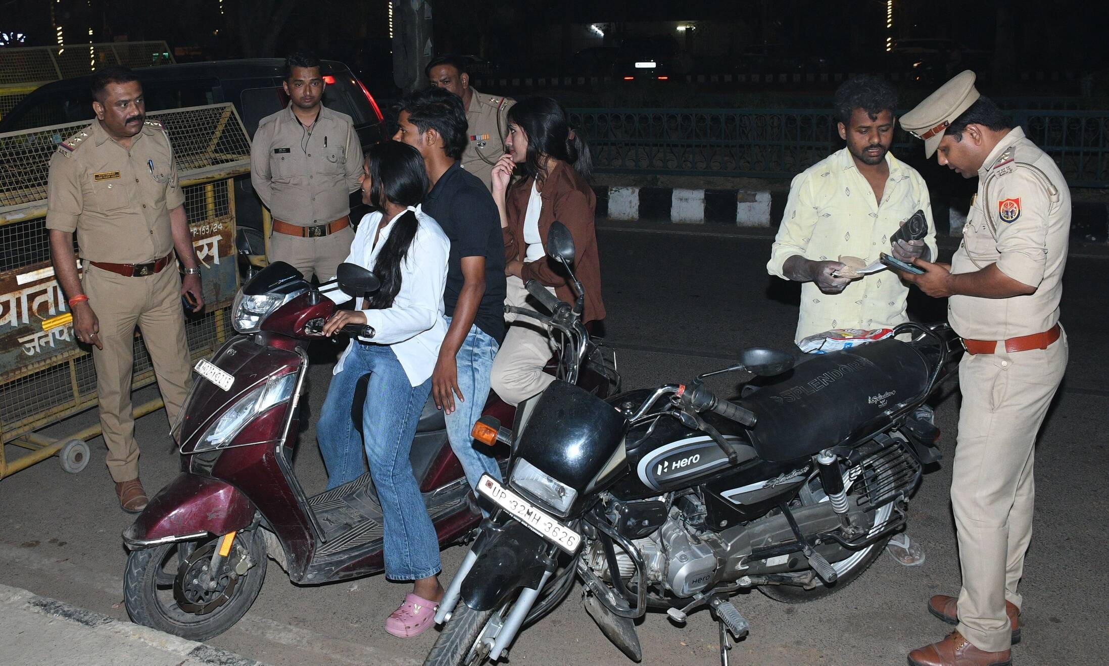 जनेश्वर मिश्र पार्क के सामने वाहनों की जांच करती पुलिस। जनेश्वर मिश्र पार्क के सामने वाहनों की जांच करती पुलिस।