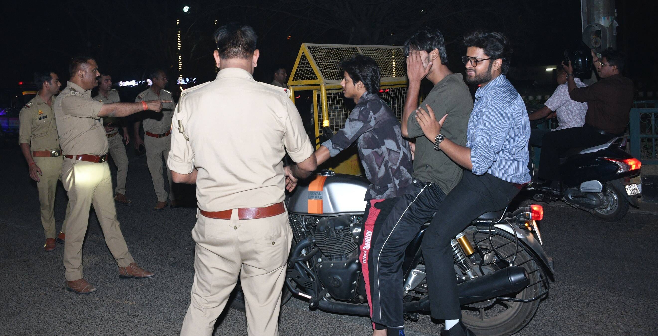 जनेश्वर मिश्र पार्क के सामने वाहनों की जांच करती पुलिस। जनेश्वर मिश्र पार्क के सामने वाहनों की जांच करती पुलिस।