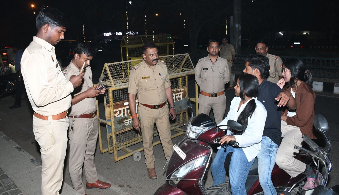 जनेश्वर मिश्र पार्क के सामने वाहनों की जांच करती पुलिस। जनेश्वर मिश्र पार्क के सामने वाहनों की जांच करती पुलिस।