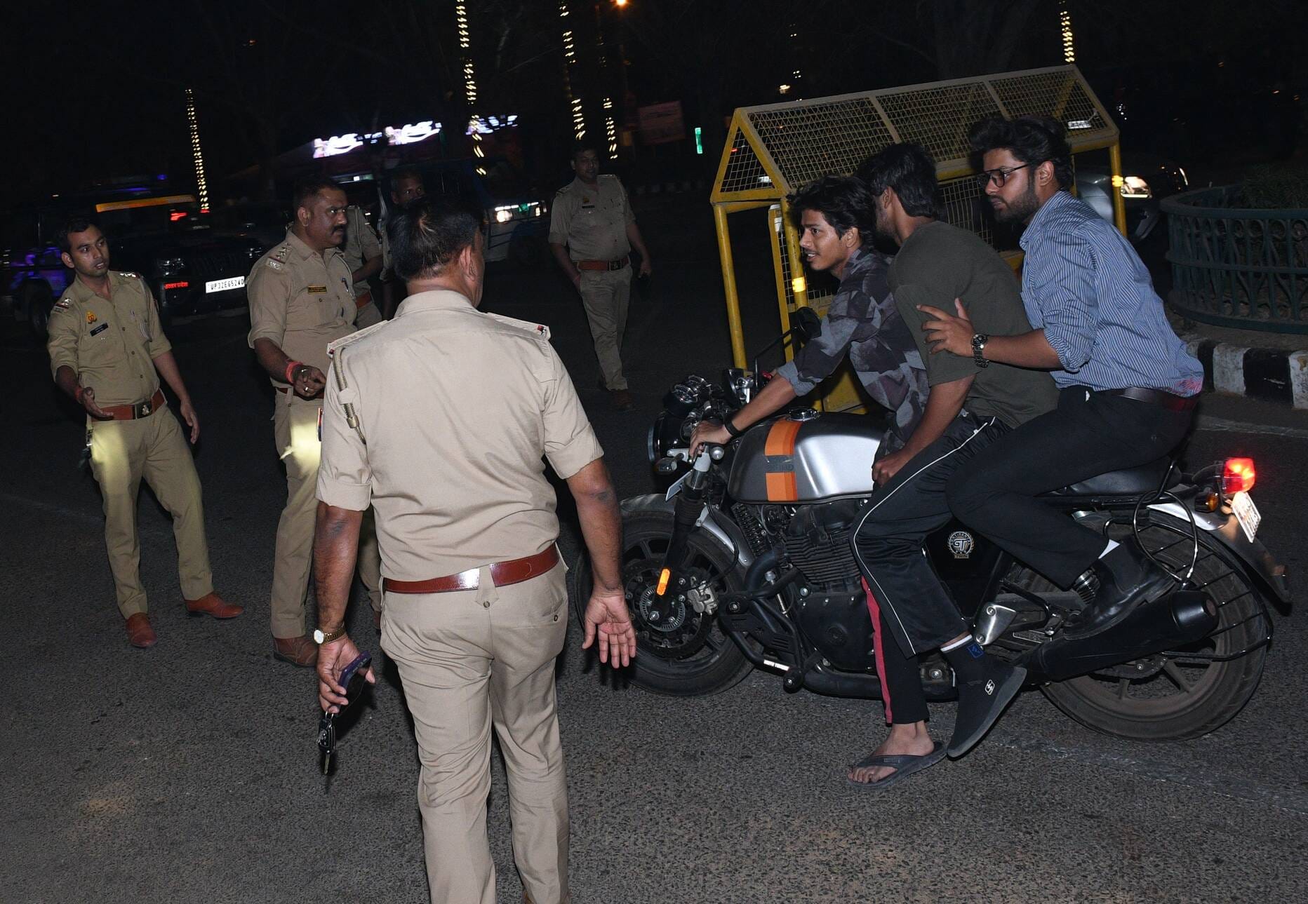 जनेश्वर मिश्र पार्क के सामने वाहनों की जांच करती पुलिस। जनेश्वर मिश्र पार्क के सामने वाहनों की जांच करती पुलिस।