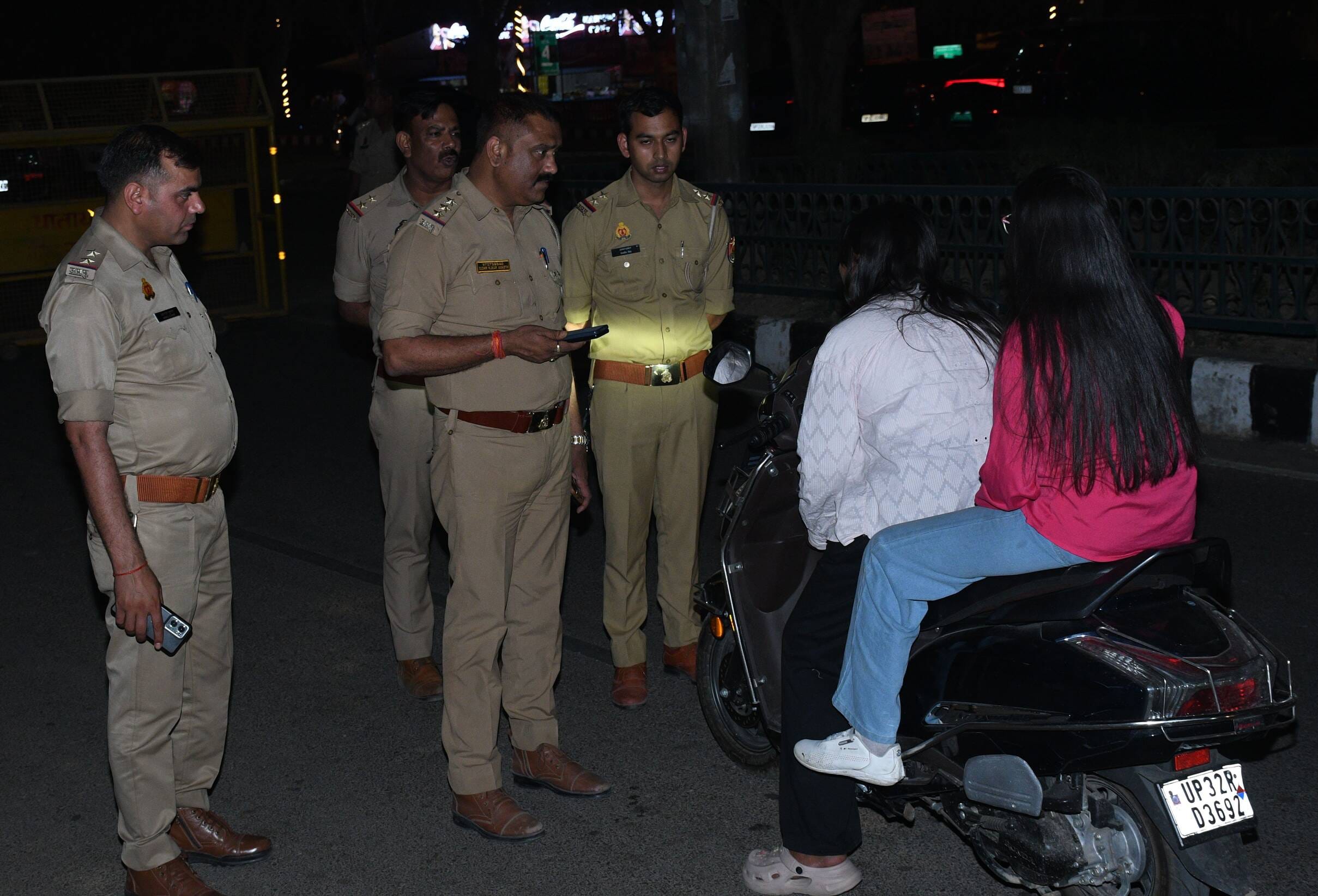 जनेश्वर मिश्र पार्क के सामने वाहनों की जांच करती पुलिस। जनेश्वर मिश्र पार्क के सामने वाहनों की जांच करती पुलिस।