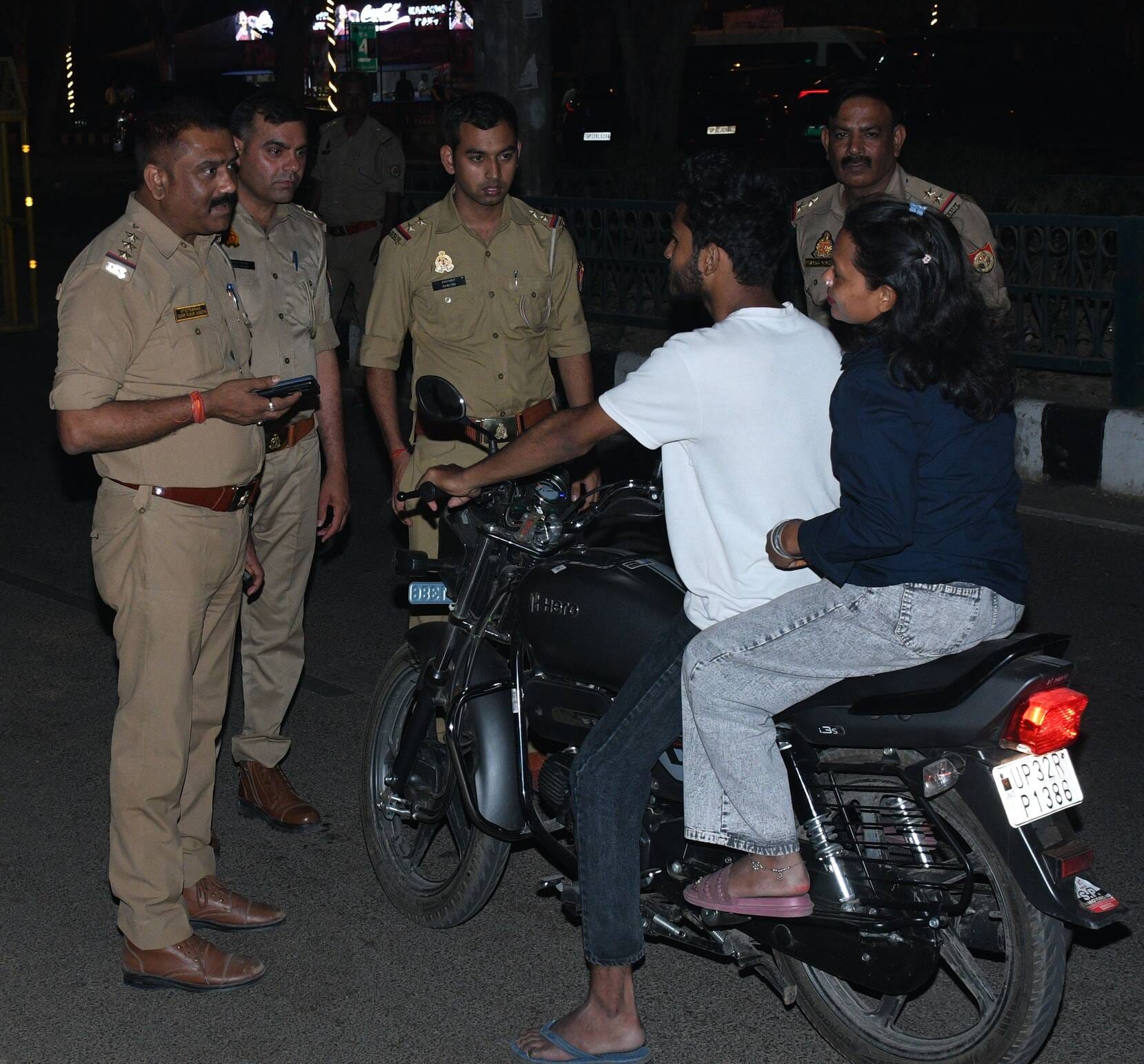 जनेश्वर मिश्र पार्क के सामने वाहनों की जांच करती पुलिस। जनेश्वर मिश्र पार्क के सामने वाहनों की जांच करती पुलिस।