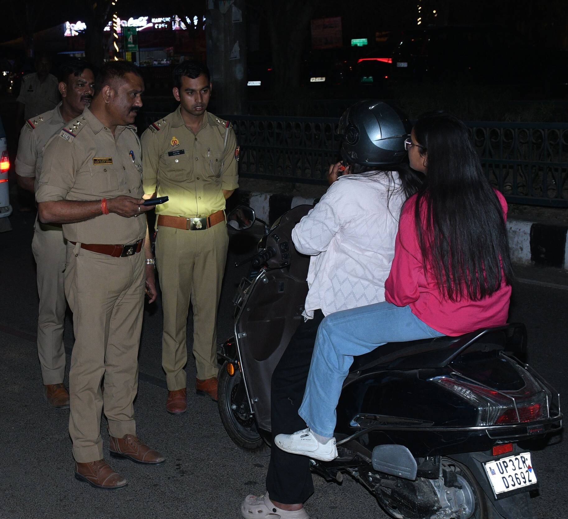 जनेश्वर मिश्र पार्क के सामने वाहनों की जांच करती पुलिस। जनेश्वर मिश्र पार्क के सामने वाहनों की जांच करती पुलिस।