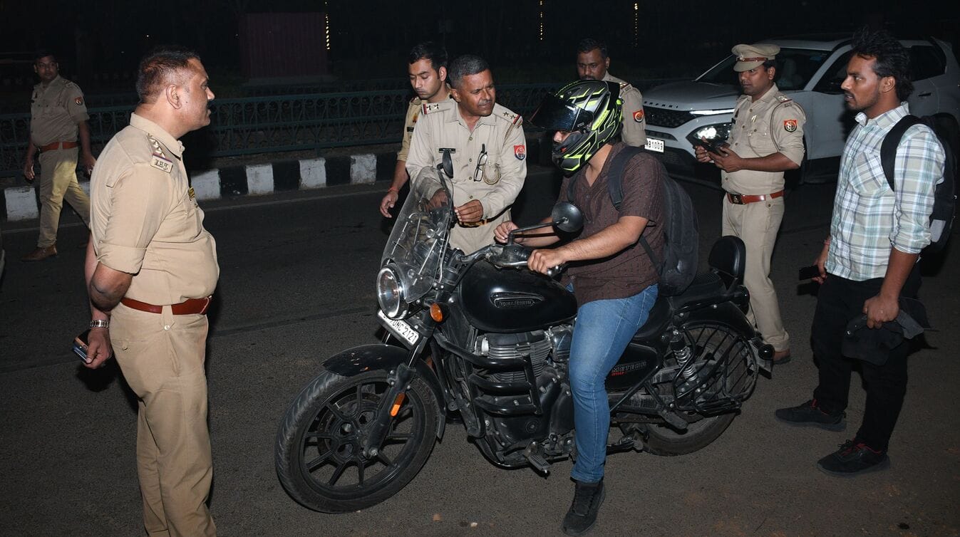 जनेश्वर मिश्र पार्क के सामने वाहनों की जांच करती पुलिस। जनेश्वर मिश्र पार्क के सामने वाहनों की जांच करती पुलिस।