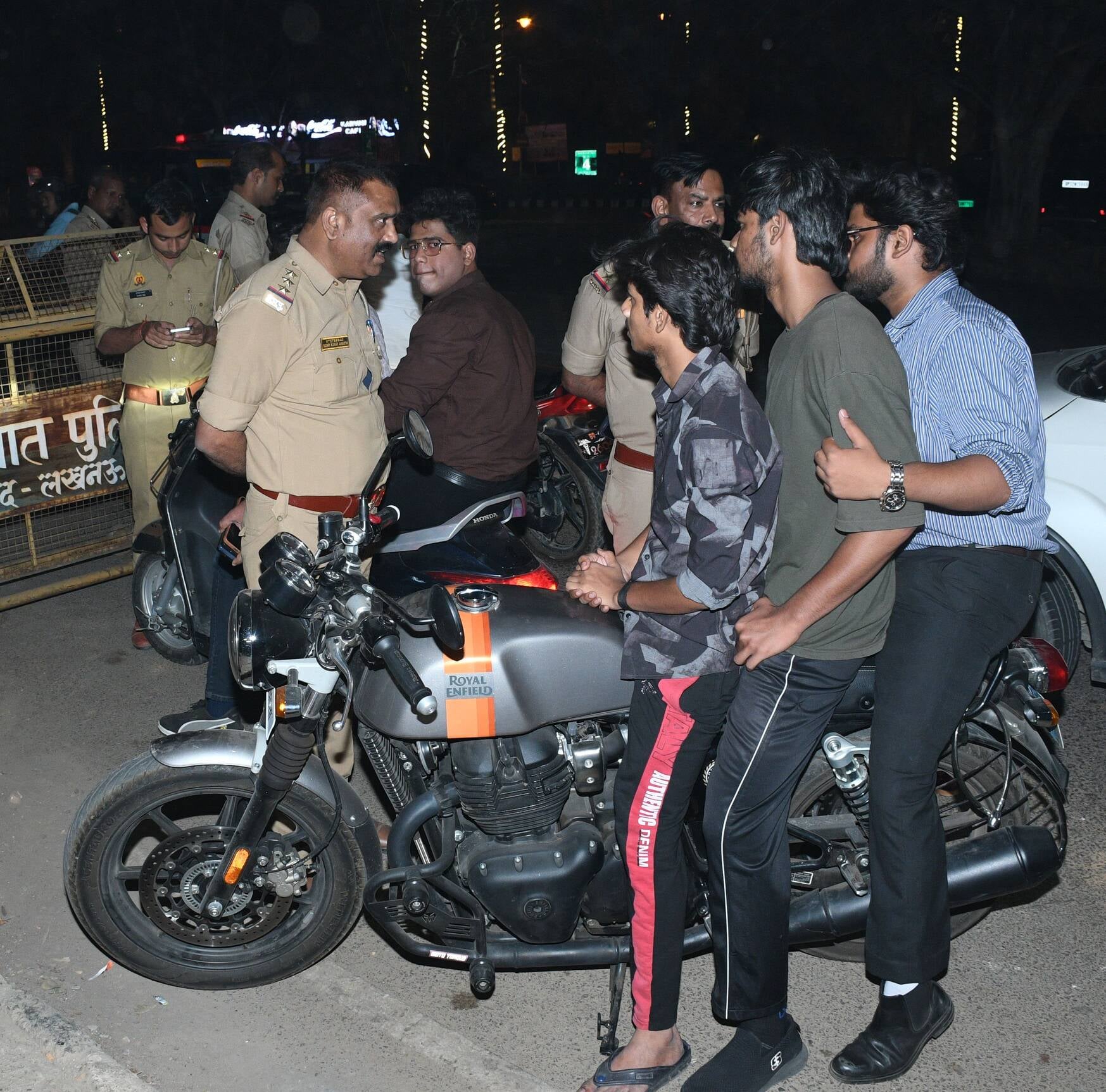 जनेश्वर मिश्र पार्क के सामने वाहनों की जांच करती पुलिस। जनेश्वर मिश्र पार्क के सामने वाहनों की जांच करती पुलिस।
