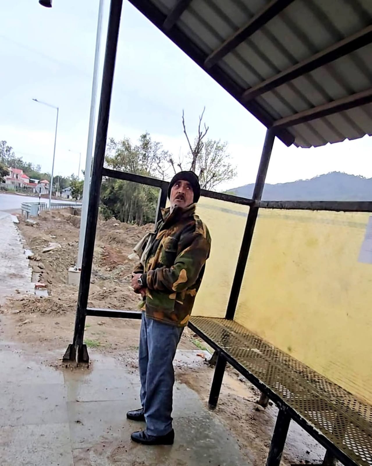 कछियारी से भंगवार के बीच बने फोरलेन (शिमला-मटौर हाईवे) पर बनी आधी अधूरी वर्षाशालिकाएं। संवाद